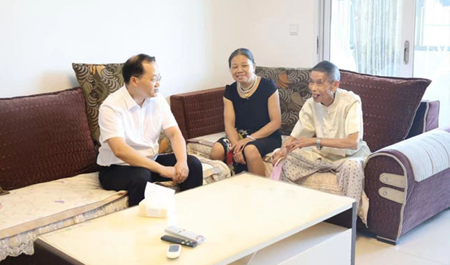 贺光辉开展“八一”走访慰问活动