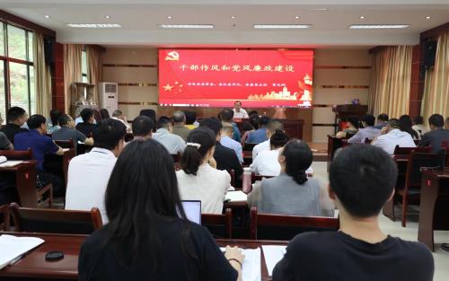 基层领导干部要敢于斗争、善于斗争---贺光辉为党校科干