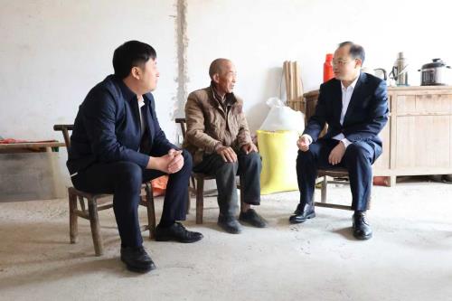 贺光辉到河洲镇走访慰问困难群众并调研督导当前重点工作