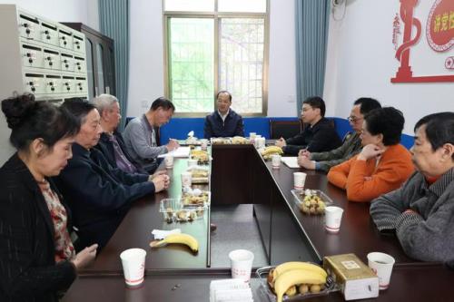县纪委监委看望慰问退休老干部